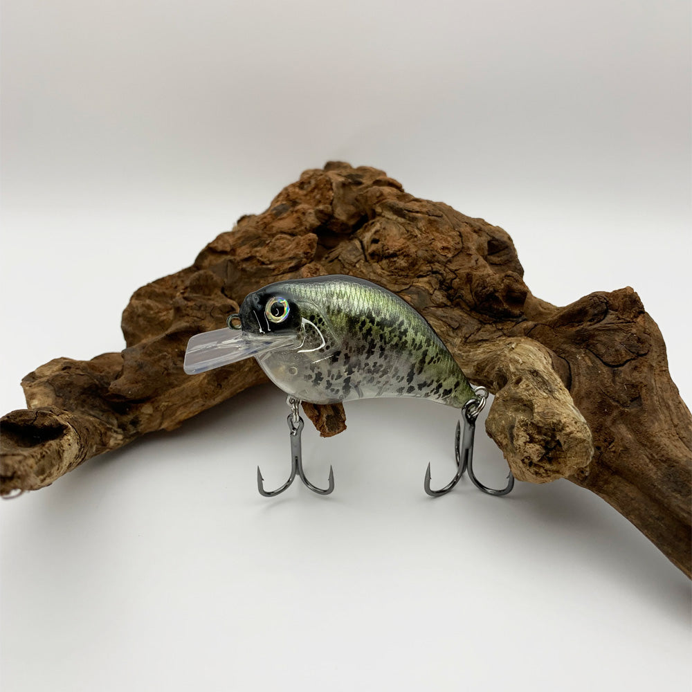 Fishing Lure 1.5 S Crank Type KO Crappie Ghost Crankbait  1.5 Square Bill Lure  1/2 oz.  2-3/5″ Length  Shallow Diving Depth 1′-5′  Floating Lure  Rattling  Hyper Wire Stainless Split Rings  4X Strong Short Shank Black Nickel Hooks  Similar to the Megabass 1.5 Square Bill