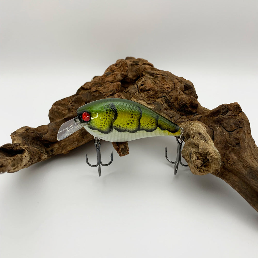 Fishing Lure 2.5 Square Bill Type KO Craw Green Red Eyes Crankbait 2.5 Square Bill Lure  5/8 oz.  2-3/4″ Length  Shallow Diving Depth 1′-4′  Floating Lure  Rattling  Hyper Wire Stainless Split Rings  4X Strong Short Shank Black Nickel Hooks  Similar to the Lucky Craft 2.5 Square Bill
