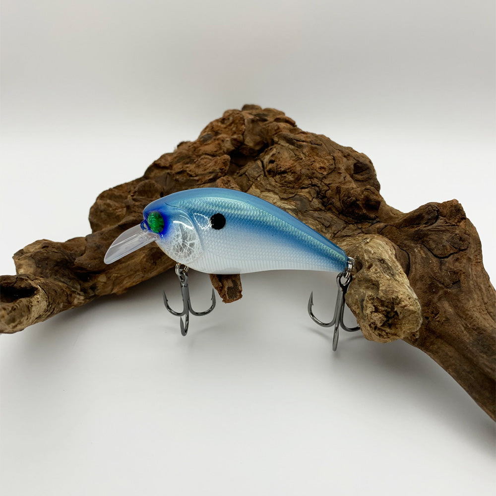 Fishing Lure 2.5 Square Bill Type KO Fastback Green Shad Crankbait 2.5 Square Bill Lure  5/8 oz.  2-3/4″ Length  Shallow Diving Depth 1′-4′  Floating Lure  Rattling  Hyper Wire Stainless Split Rings  4X Strong Short Shank Black Nickel Hooks  Similar to the Lucky Craft 2.5 Square Bill